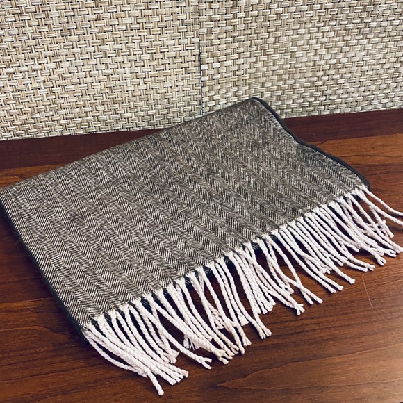Other - 🌟HP🌟100% Cashmere Herringbone Scarf